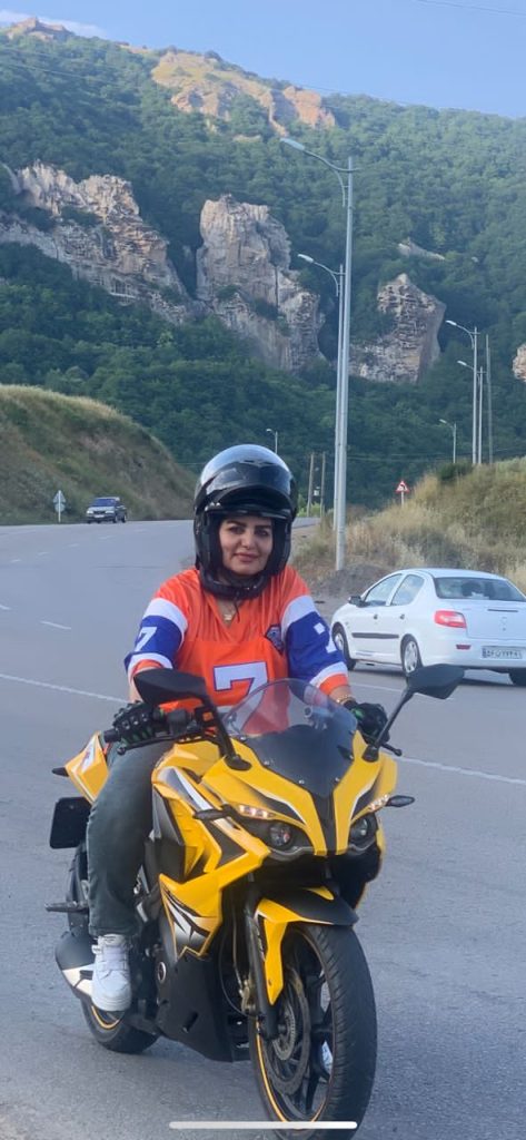 اسرا باغبانیان مربی آموزش موتور سواری بانوان و آقایان در تبریز