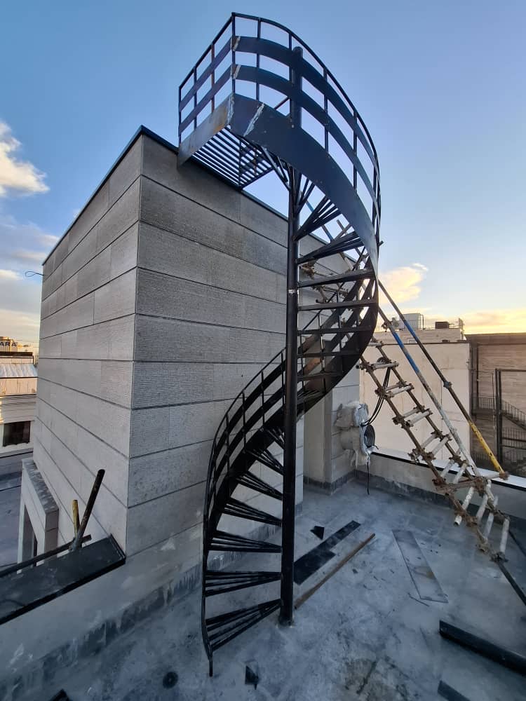 طراحی و ساخت پله گرد فلزی میرسلیمی در منطقه 18 تهران