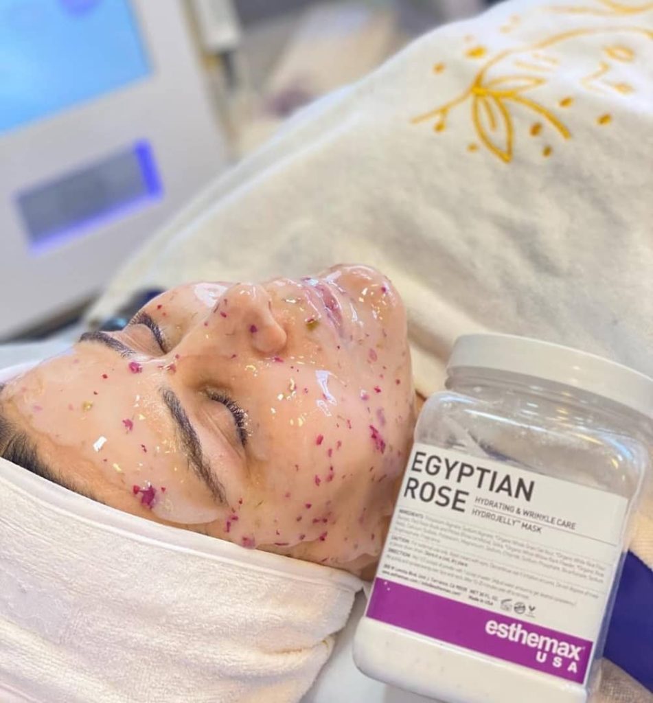 آموزشگاه فنی حرفه ای پاکسازی و مراقبت پوست تینا احمدزاده در رشت