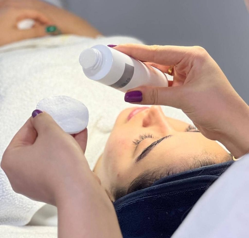 آموزش و خدمات فیشیال مراقبت از پوست و مو محنا کوزه گر کالجی در آمل