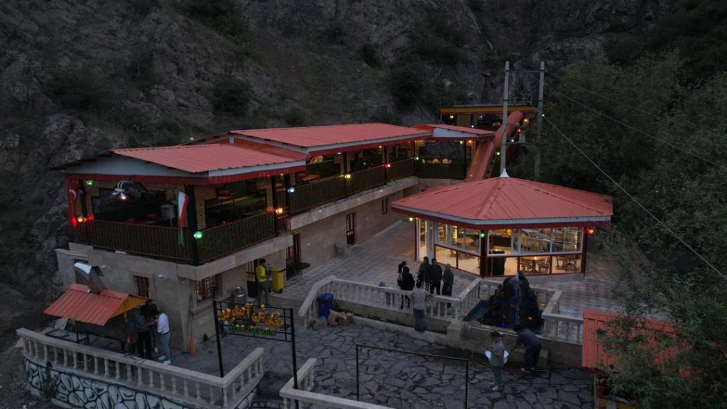 مجتمع گردشگری و اقامتی چشمه بهار در آزادشهر