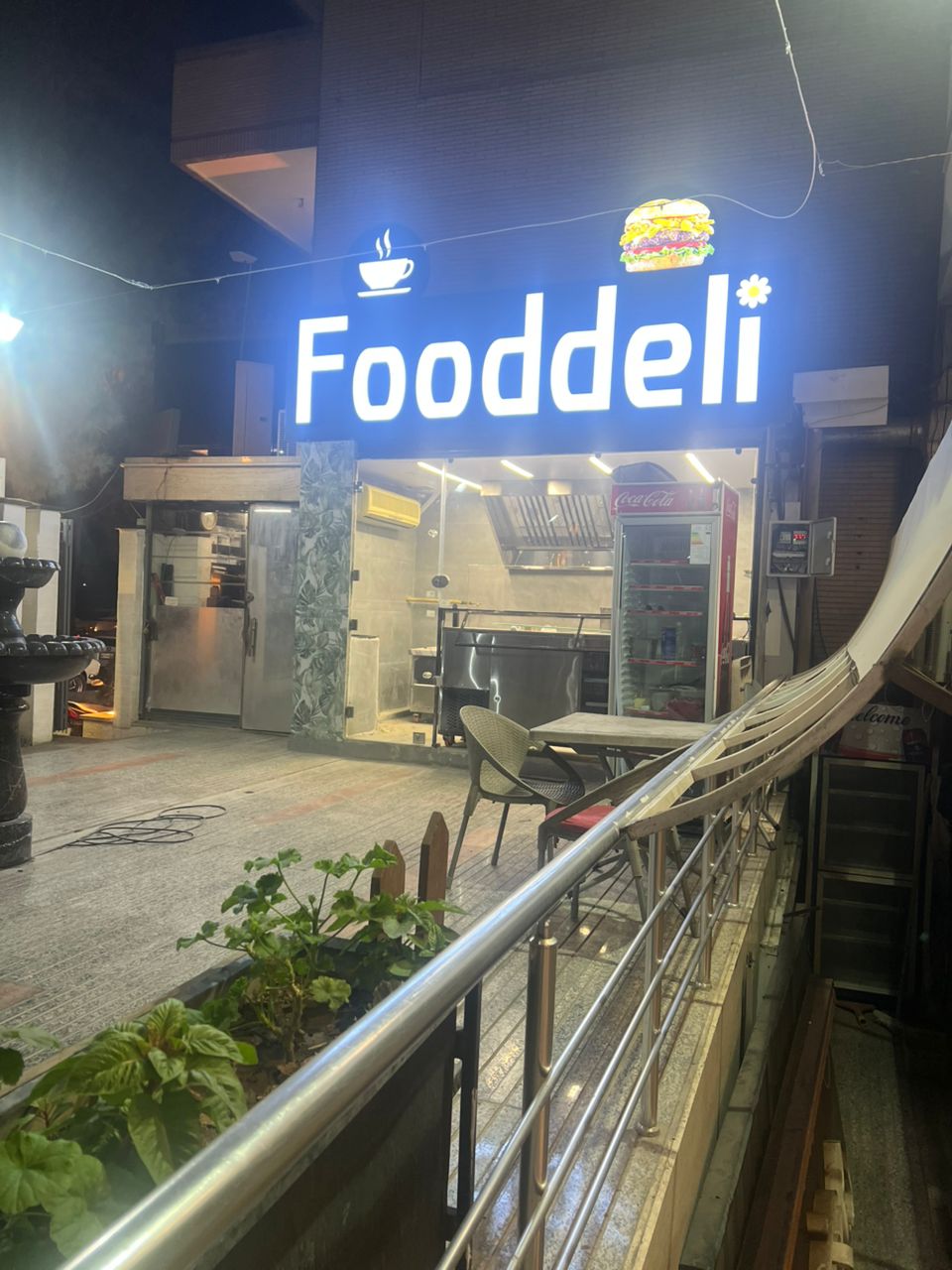 کافه فست فود دلی در اصفهان