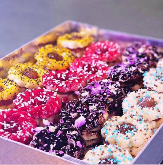 تولید و پخش عمده شیرینی خشک آذین در اصفهان