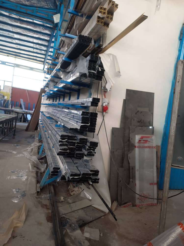 مجتمع شیشه و آینه گلدوست در ساری