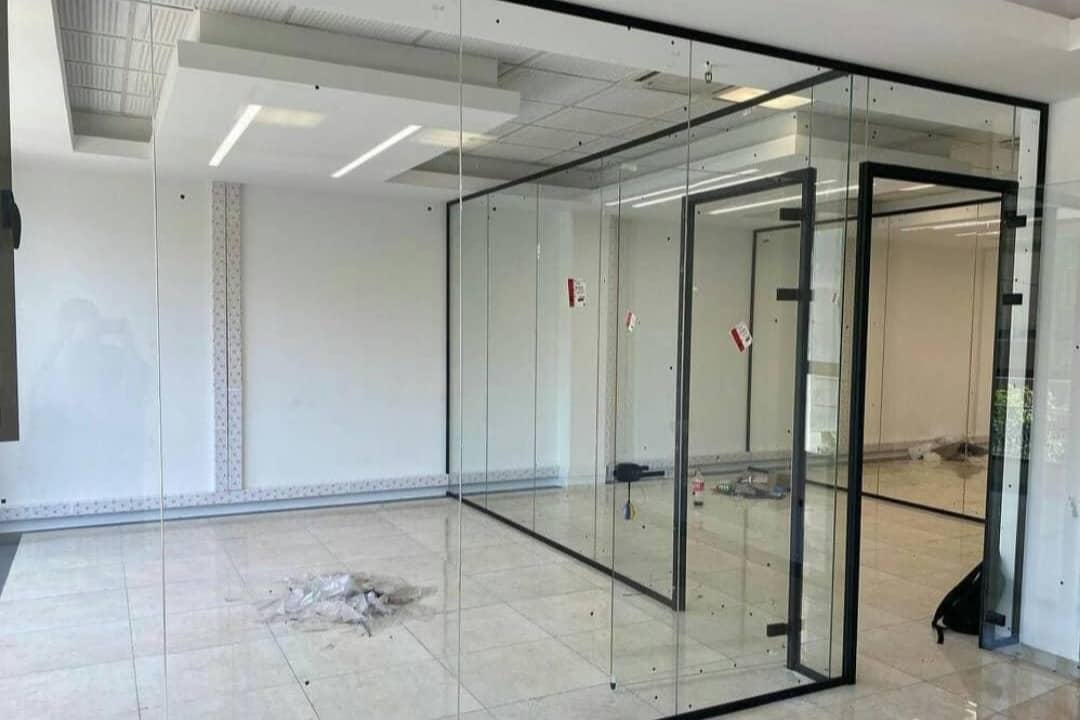 فروش و نصب شیشه سکوریت یزدان درب در شیراز