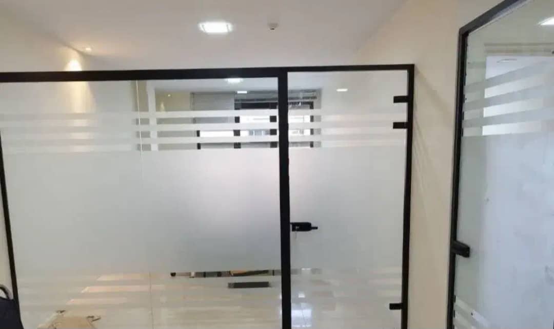 فروش و نصب شیشه سکوریت یزدان درب در شیراز