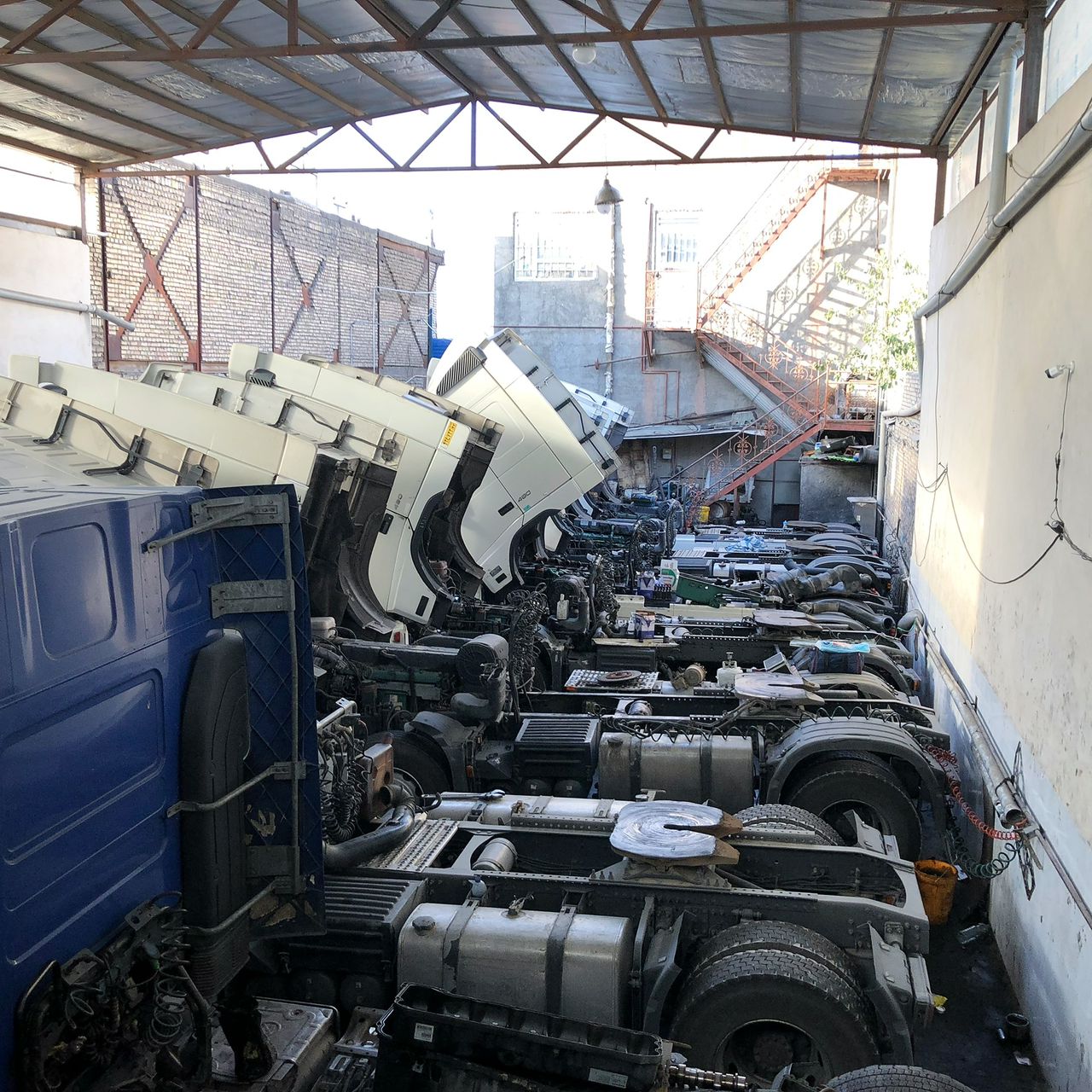 فروشگاه لوازم یدکی ماشین سنگین ولوو تراک ولوو شاهرخی در مشهد