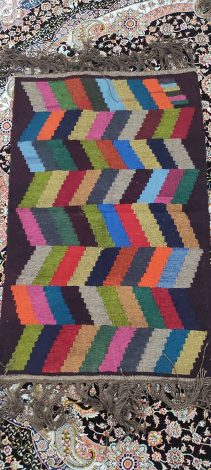 کارگاه تولید صنایع دستی و گلیم نگاره در شهرستان صحنه