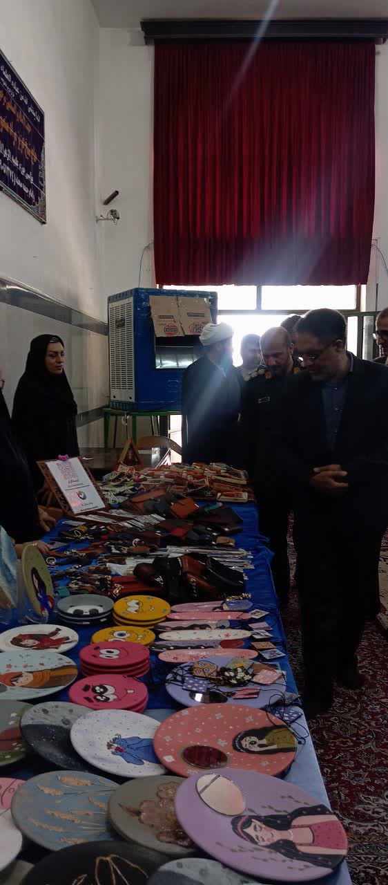 کارگاه تولید صنایع دستی و گلیم نگاره در شهرستان صحنه