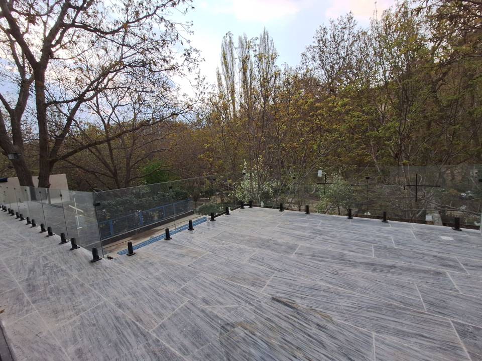 تولید و فروش شیشه سکوریت ضدگلوله و لمینت پارتیشن اداری کفایی در کرج