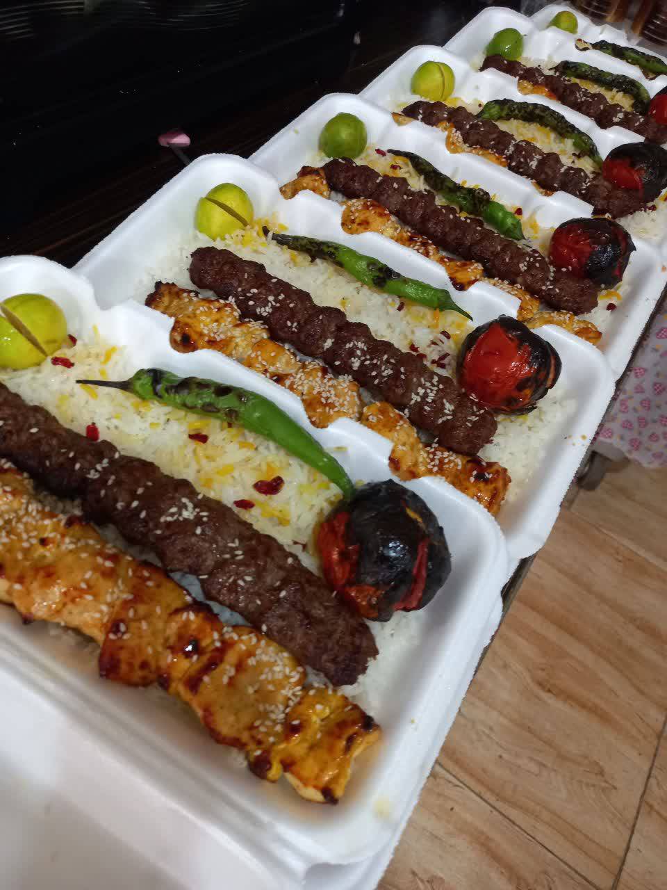 رستوران بیرون بر سی تُ به مدیریت خانم مریدی در دورود