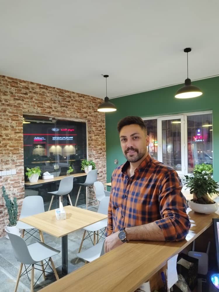 کبابی و جگرسرای صدرا با نان داغ در تبریز