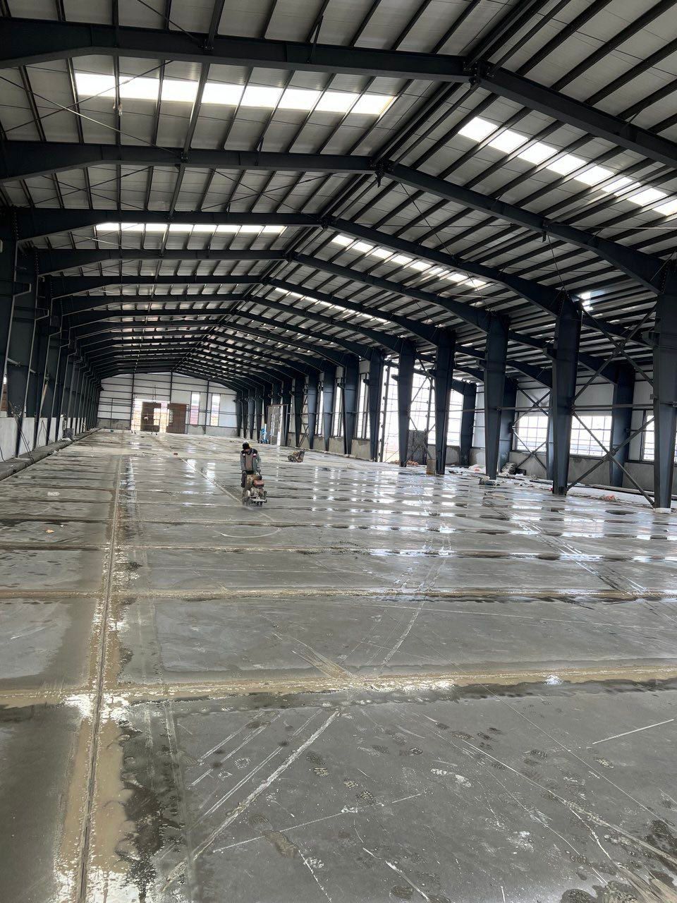 اجرا و تولید کفپوش صنعتی و افزودنی بتن آراک سازه کیهان در رشت