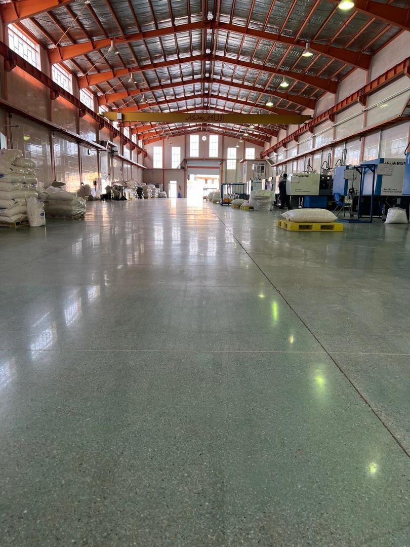 اجرا و تولید کفپوش صنعتی و افزودنی بتن آراک سازه کیهان در قم