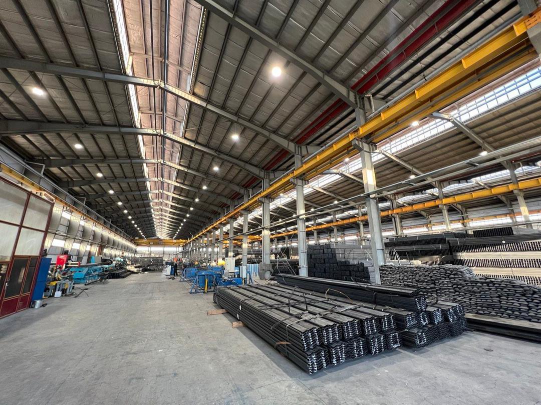 اجرا و تولید کفپوش صنعتی و افزودنی بتن آراک سازه کیهان در قم