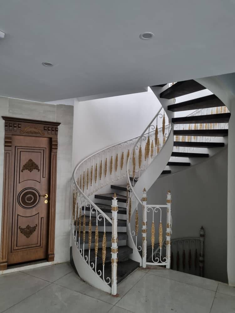 طراحی و اجرای پله دوبلکس و پله گرد مرادی در تهران