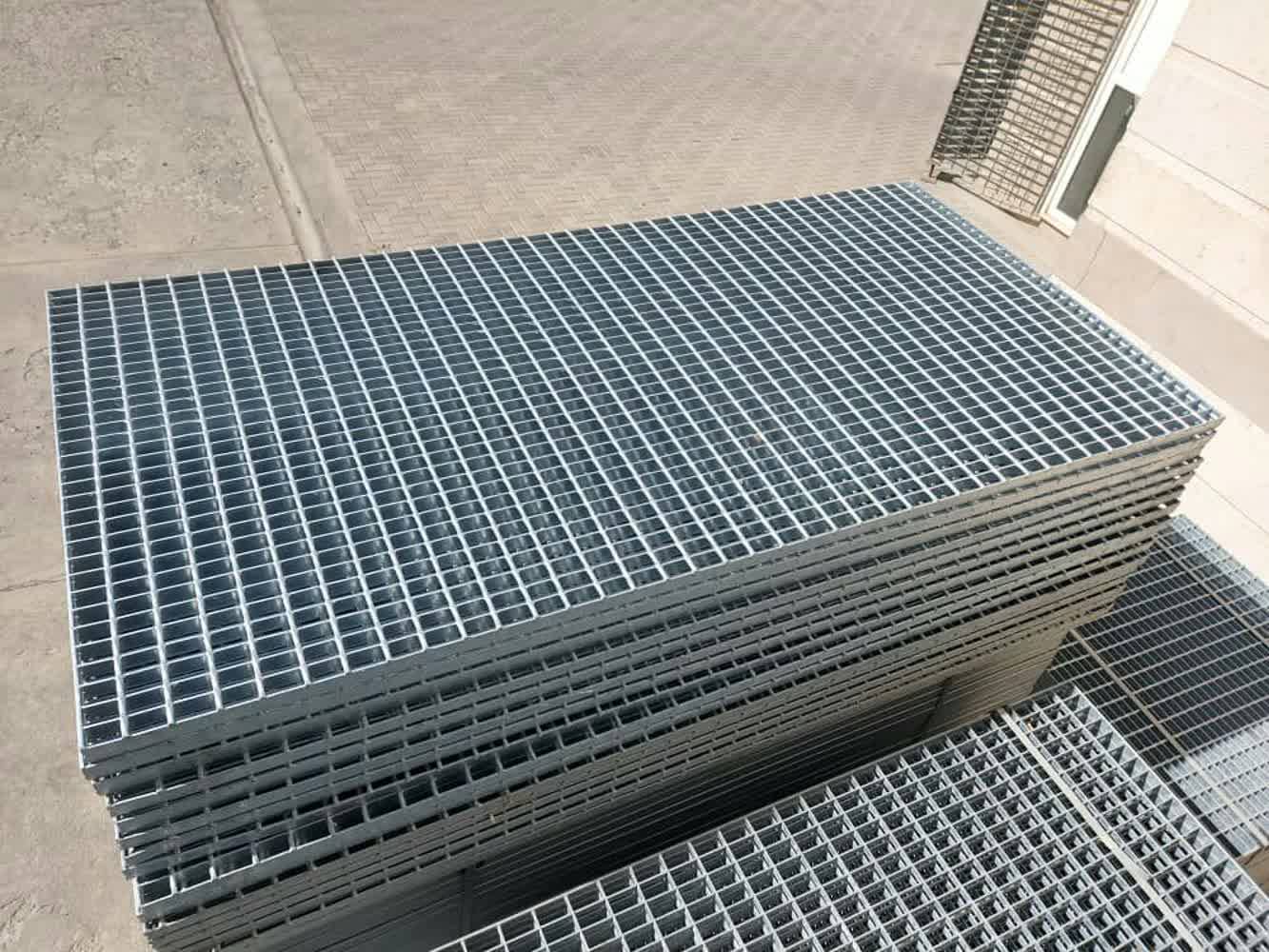 مرکز فروش گریتینگ گالوانیزه و غیر گالوانیزه آراز در اهواز