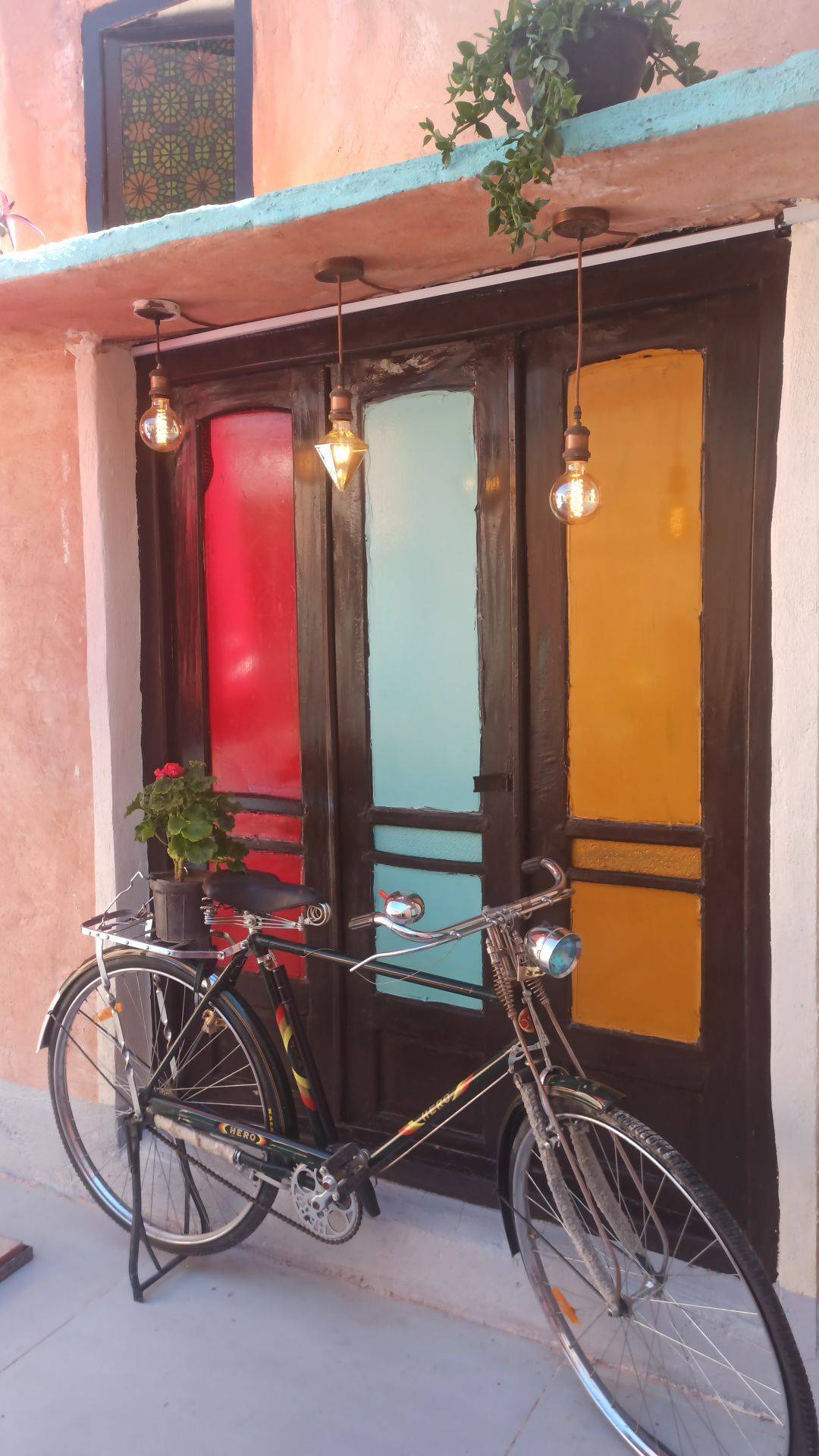 کافه کباب حیاط پدری در اصفهان