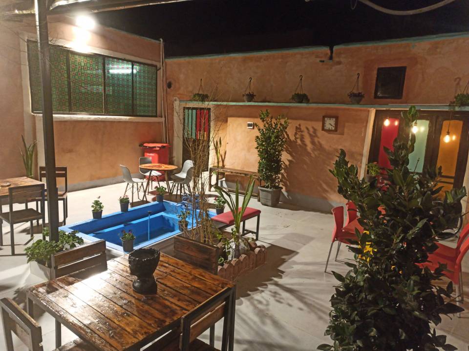 کافه کباب حیاط پدری در اصفهان