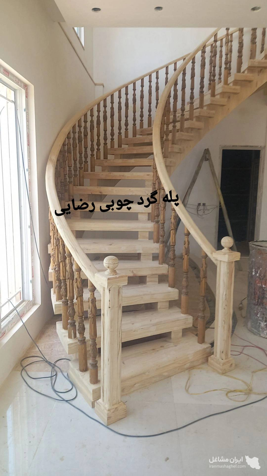 اجرای پله گرد چوبی رضایی در مشهد