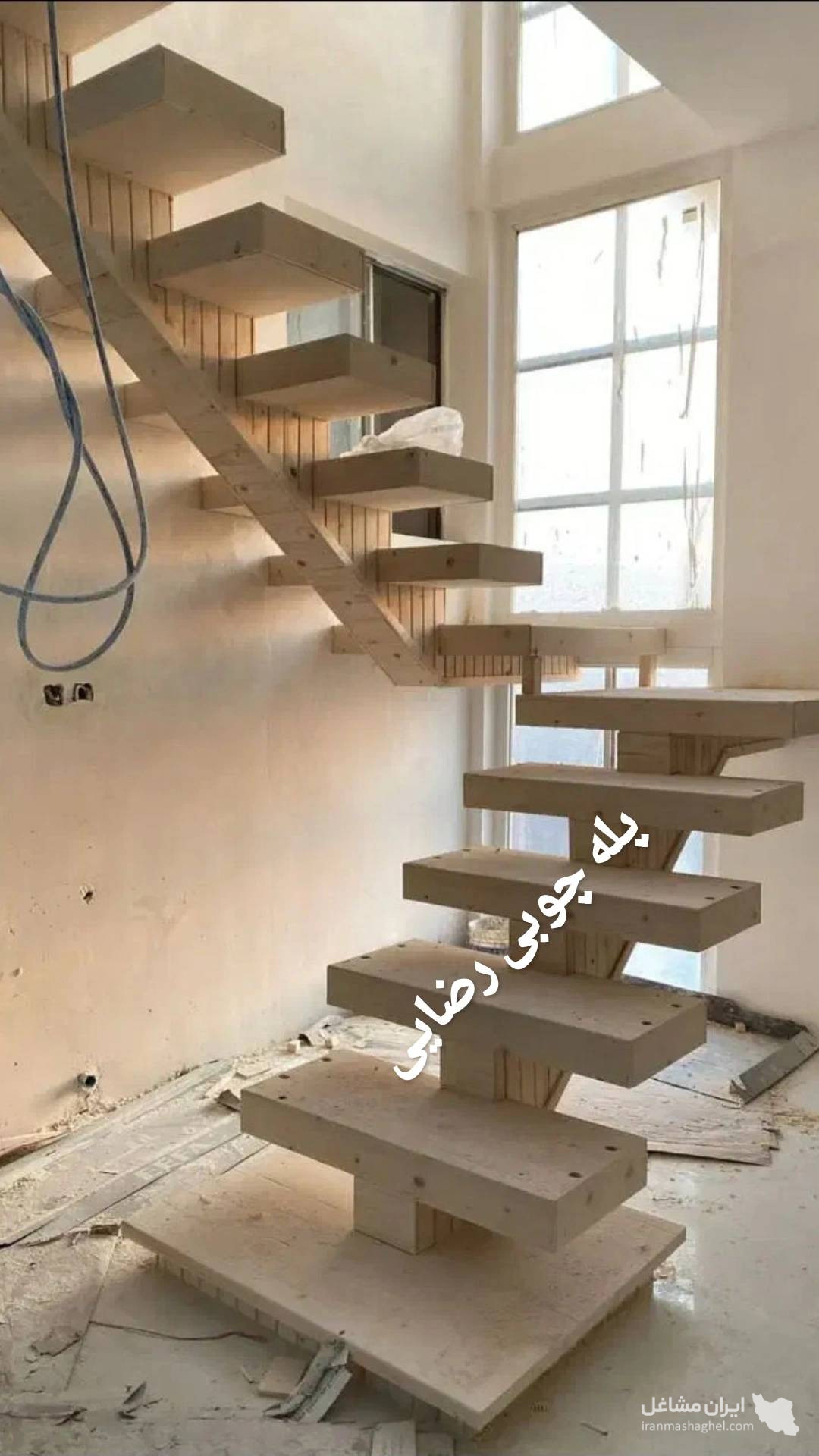 اجرای پله گرد چوبی رضایی در مشهد