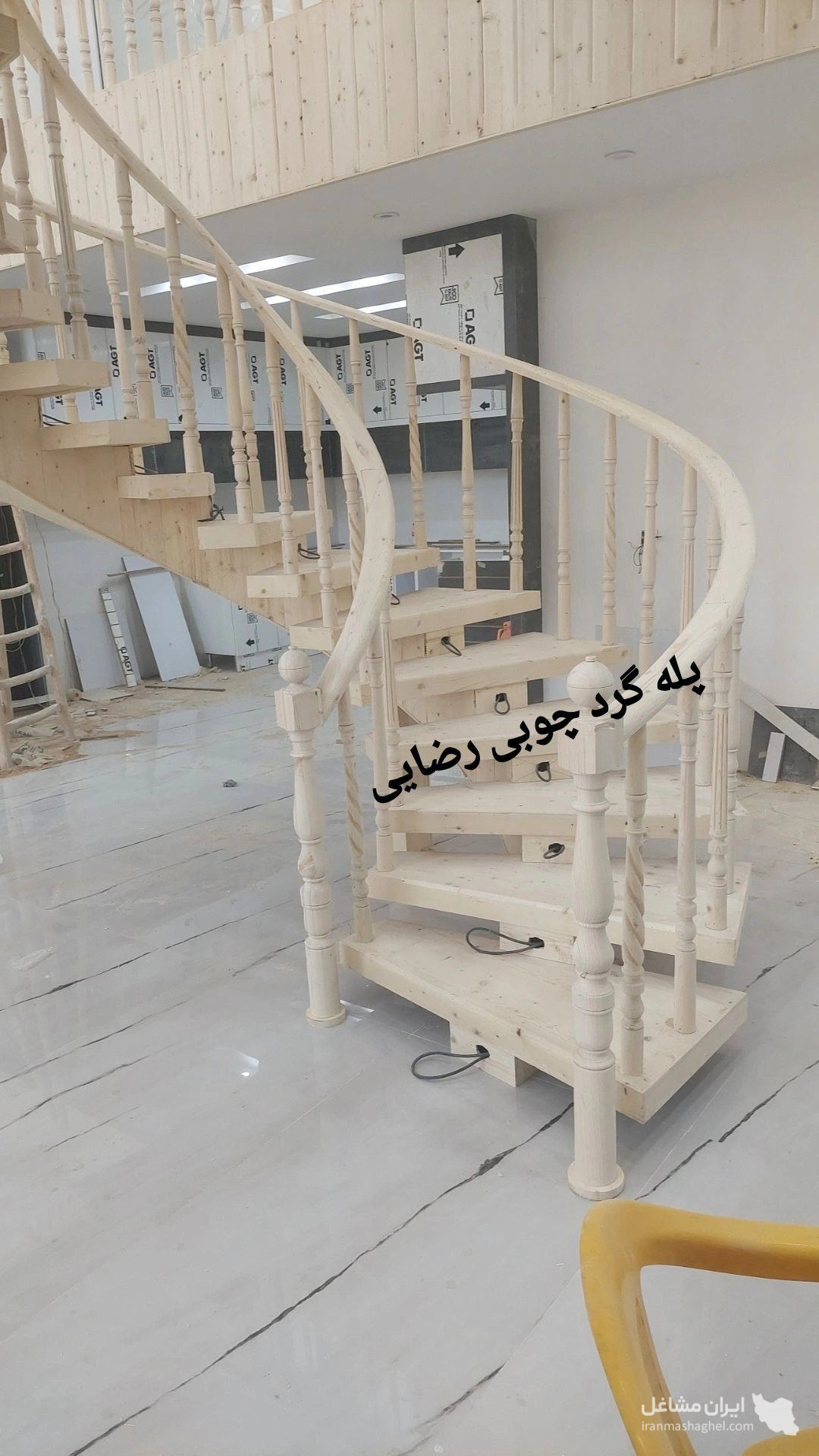 اجرای پله گرد چوبی رضایی در مشهد