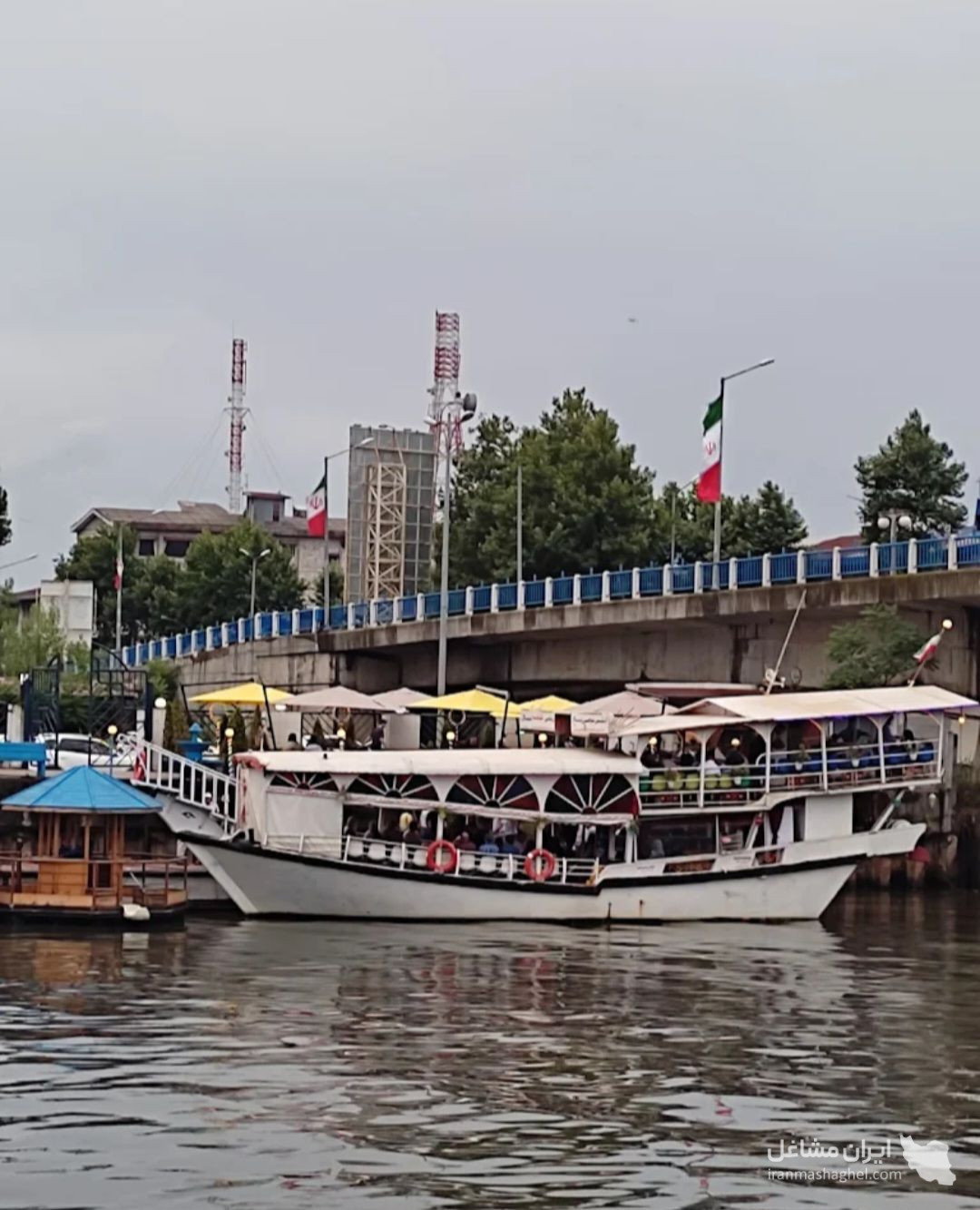 کشتی تفریحی شکوفه در بندر انزلی