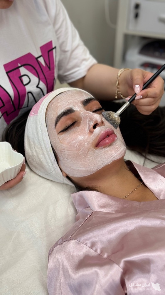آموزش و خدمات تخصصی پاکسازی پوست و فشیال صورت هدیه تقویان در مشهد