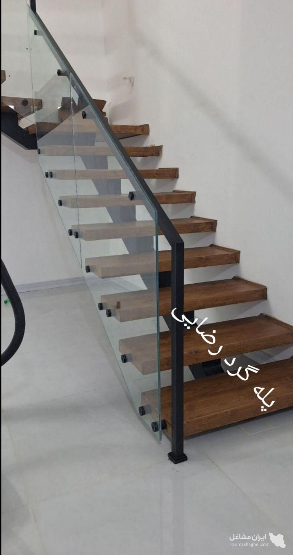 اجرای پله گرد دوبلکسی آهنی و چوبی رضایی در نیشابور