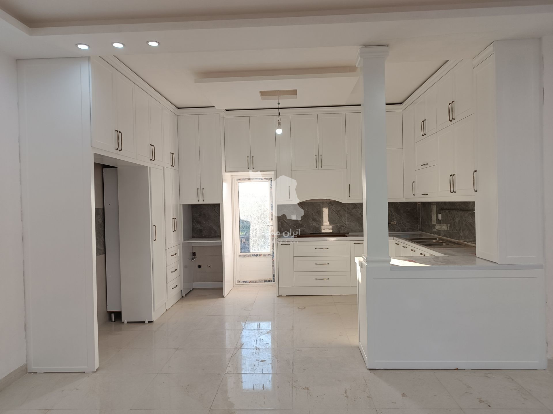 طراحی و نصب کابینت و کمددیواری دکورات به مدیریت امین جوان در فردوس