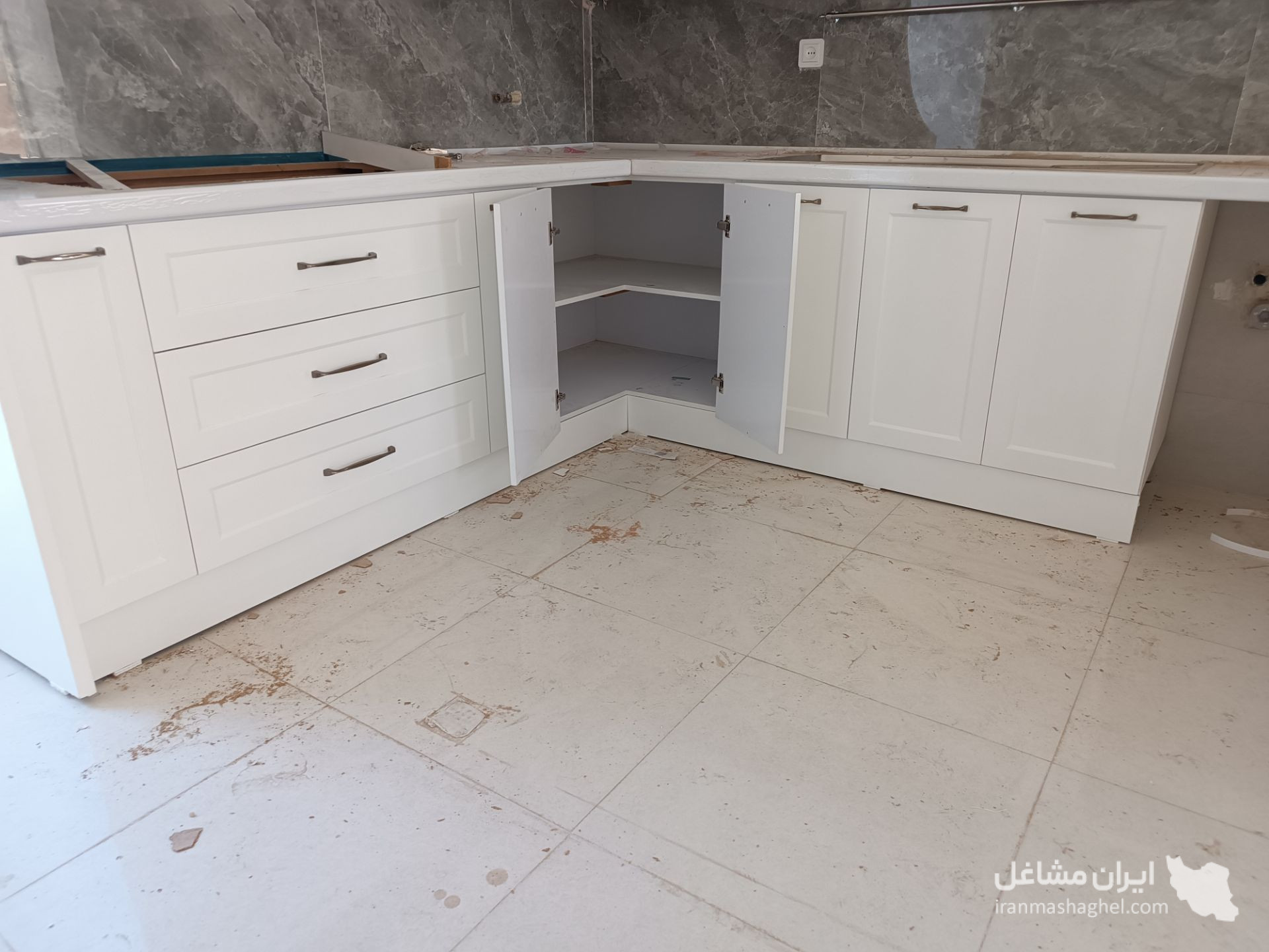 طراحی و نصب کابینت و کمددیواری دکورات به مدیریت امین جوان در فردوس