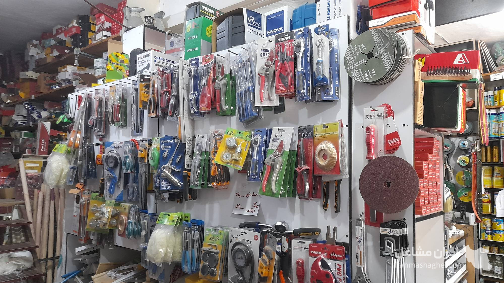 فروش رنگ و ابزار یراق نمونه به مدیریت کرم پور در رضوانشهر